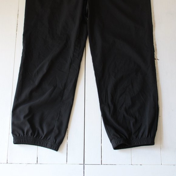 Black Woven Work Out Old Navy Active Capri Pants - Picture 2 of 7